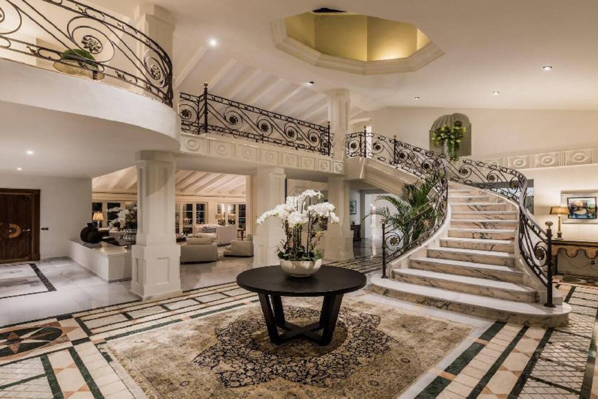 Wonderful Beachfront Mansion in Los Monteros 5