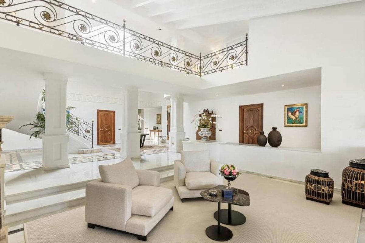 Wonderful Beachfront Mansion in Los Monteros 2