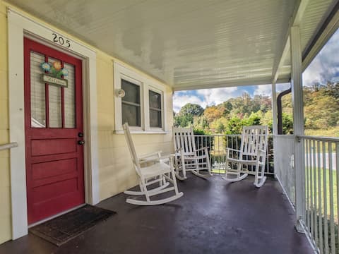 The Getaway, Lake Junaluska Cozy Cottage