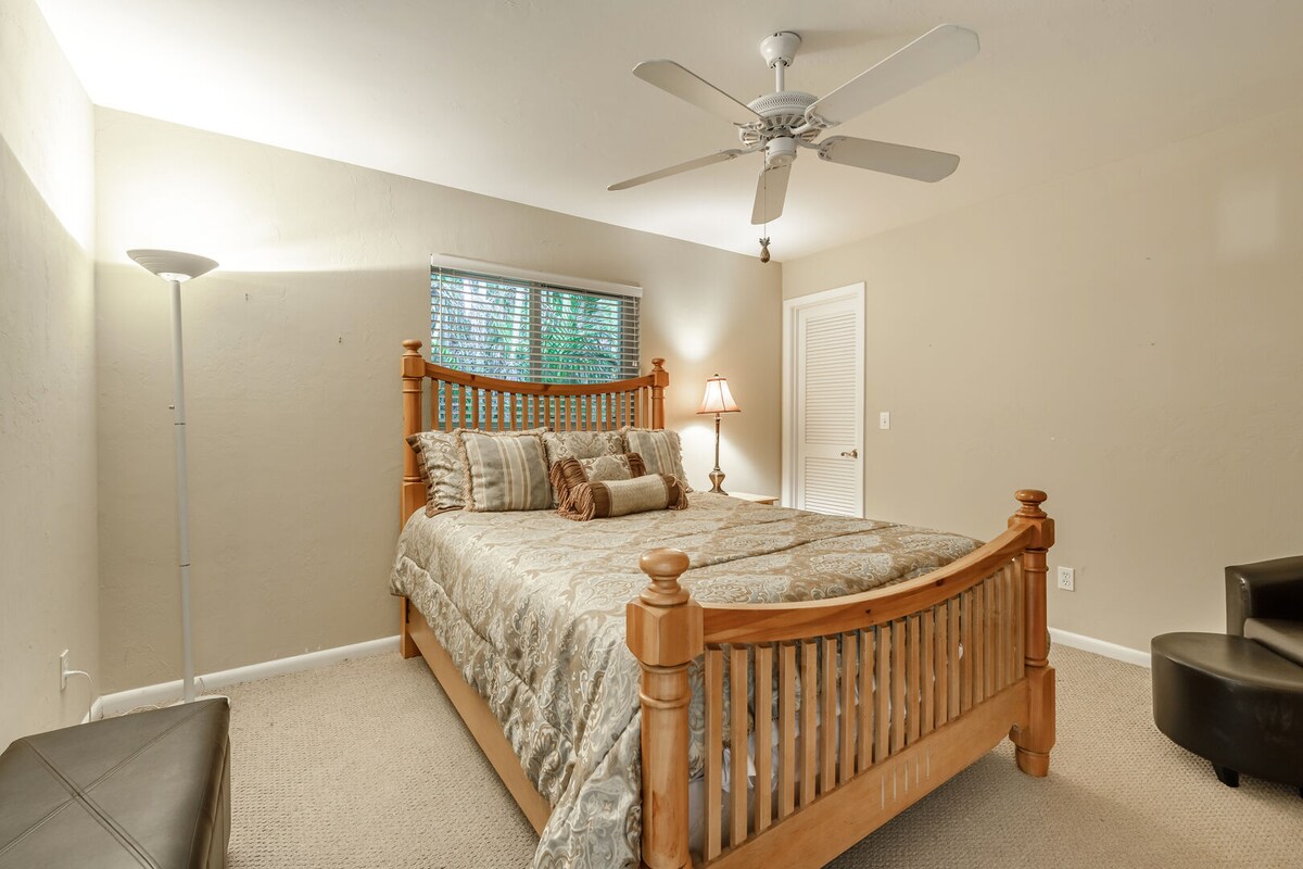 غرفة نوم للضيوف بسرير بحجم كبير