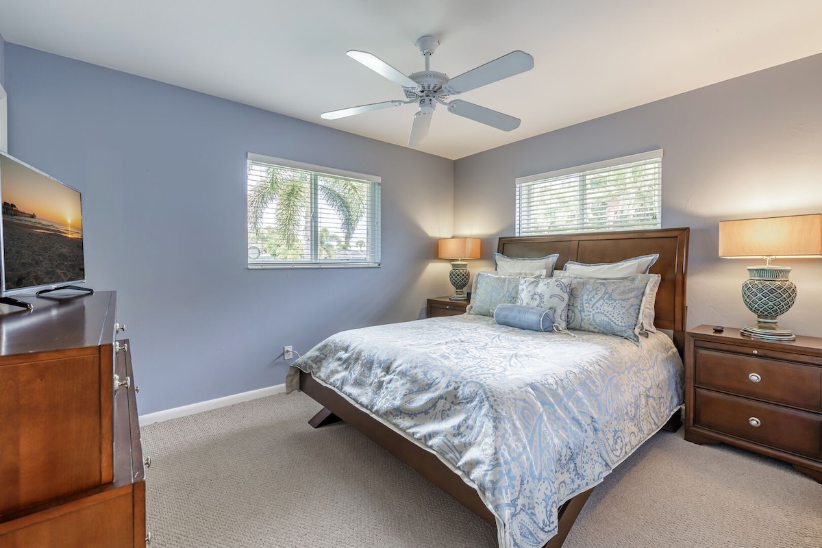 غرفة نوم للضيوف بسرير بحجم كبير