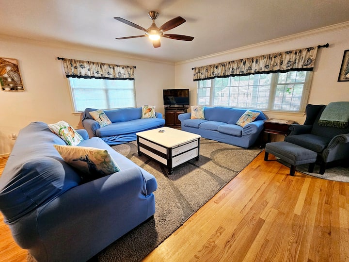 Colonial Beach 4br Getaway | Porch, Fire Pit, Bbq - Colonial Beach, VA