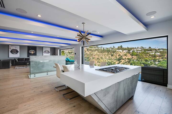 Hollywood Hills Panoramic Views gallery image 2