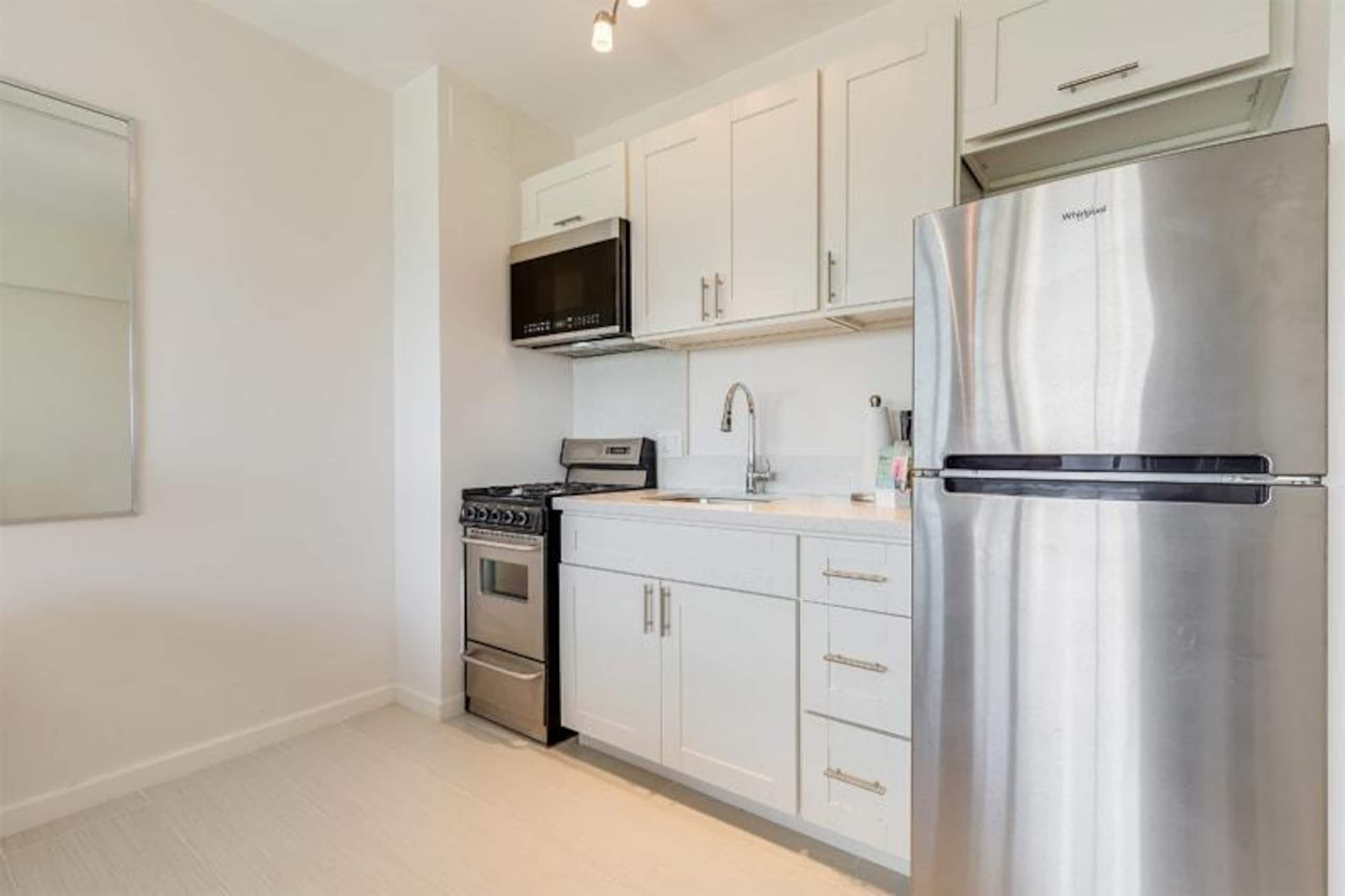Condo in Honolulu · ★4.63 · Studio · 1 bed · 1 private bath - Image 4