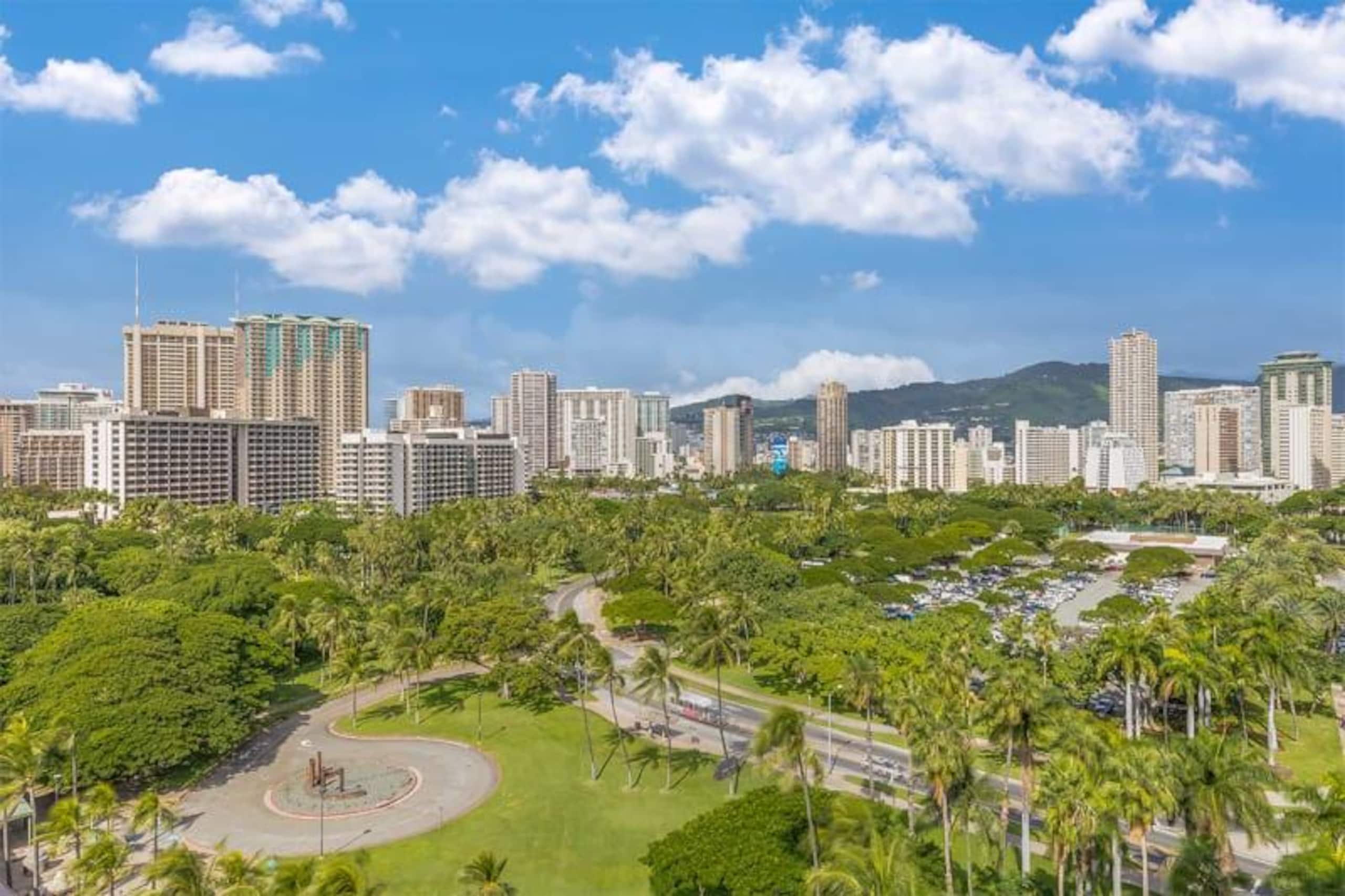 Condo in Honolulu · ★4.63 · Studio · 1 bed · 1 private bath - Image 38
