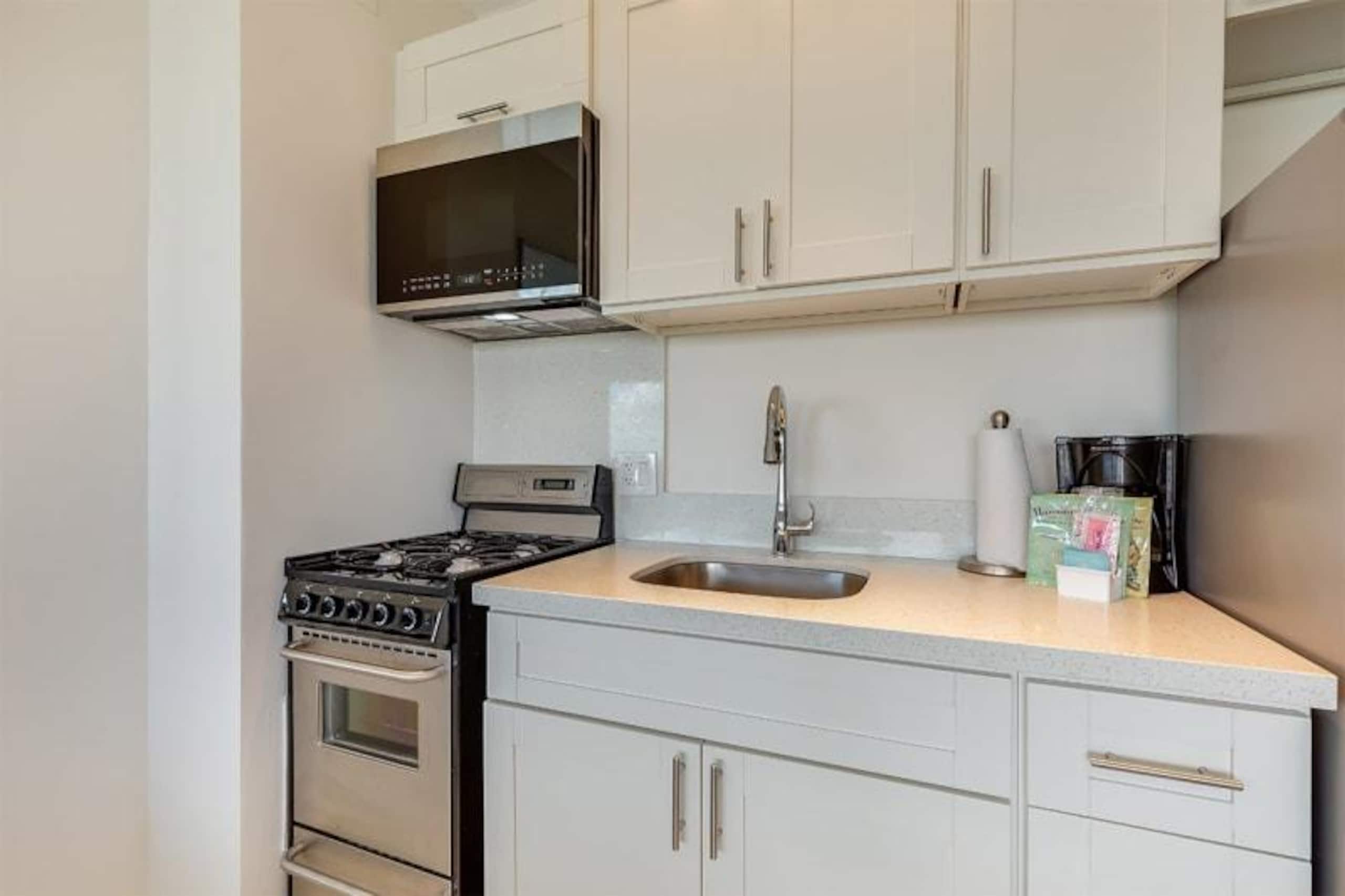 Condo in Honolulu · ★4.63 · Studio · 1 bed · 1 private bath - Image 7
