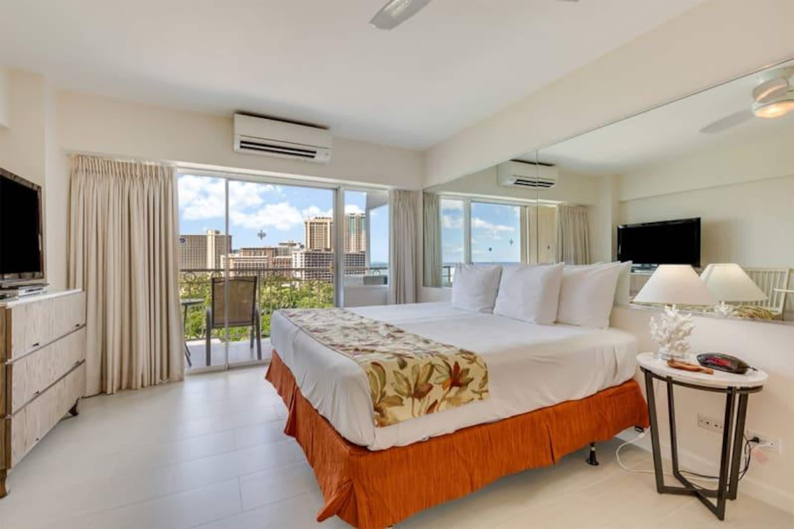 Condo in Honolulu · ★4.63 · Studio · 1 bed · 1 private bath - Image 36