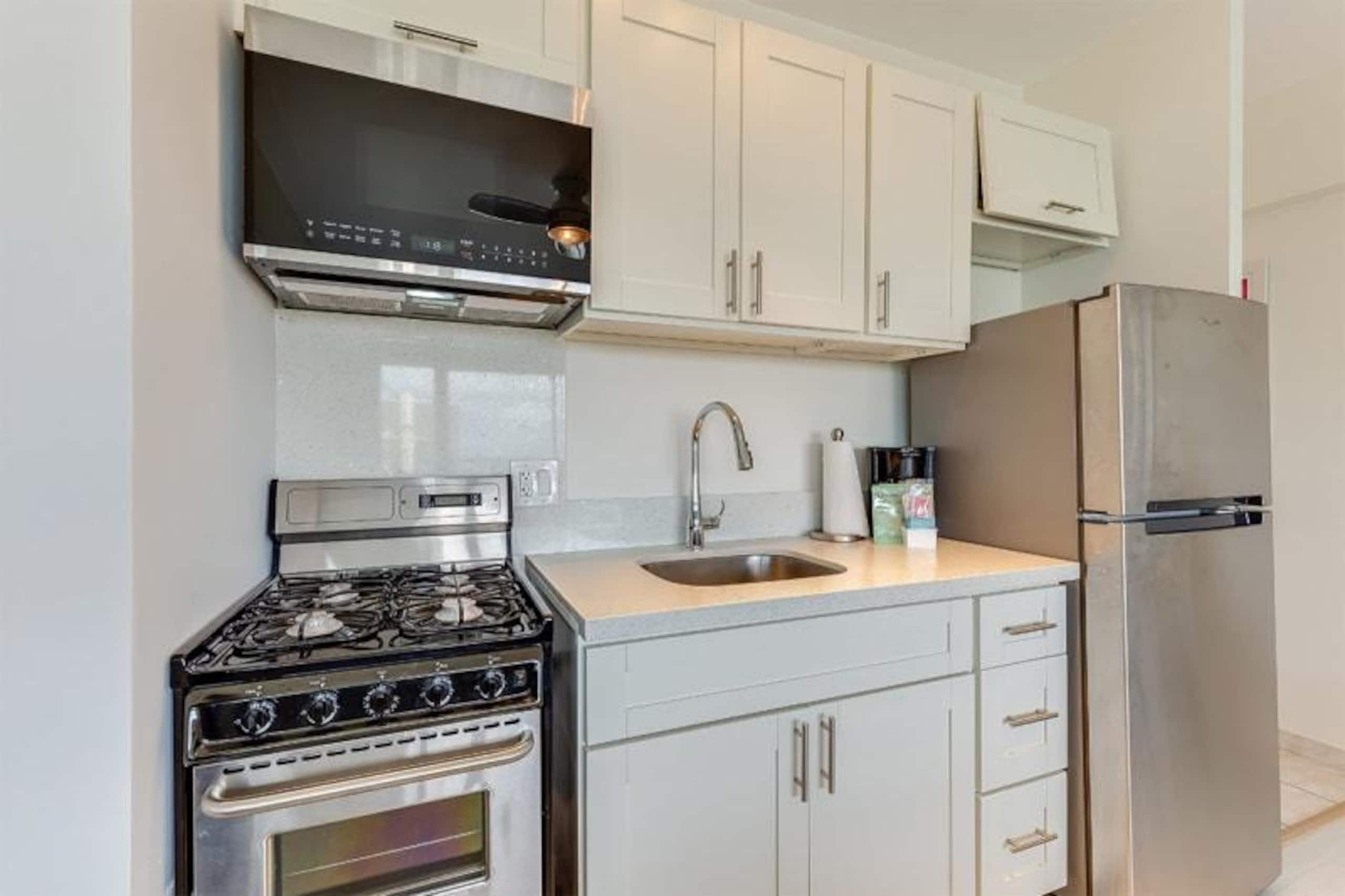 Condo in Honolulu · ★4.63 · Studio · 1 bed · 1 private bath - Image 2