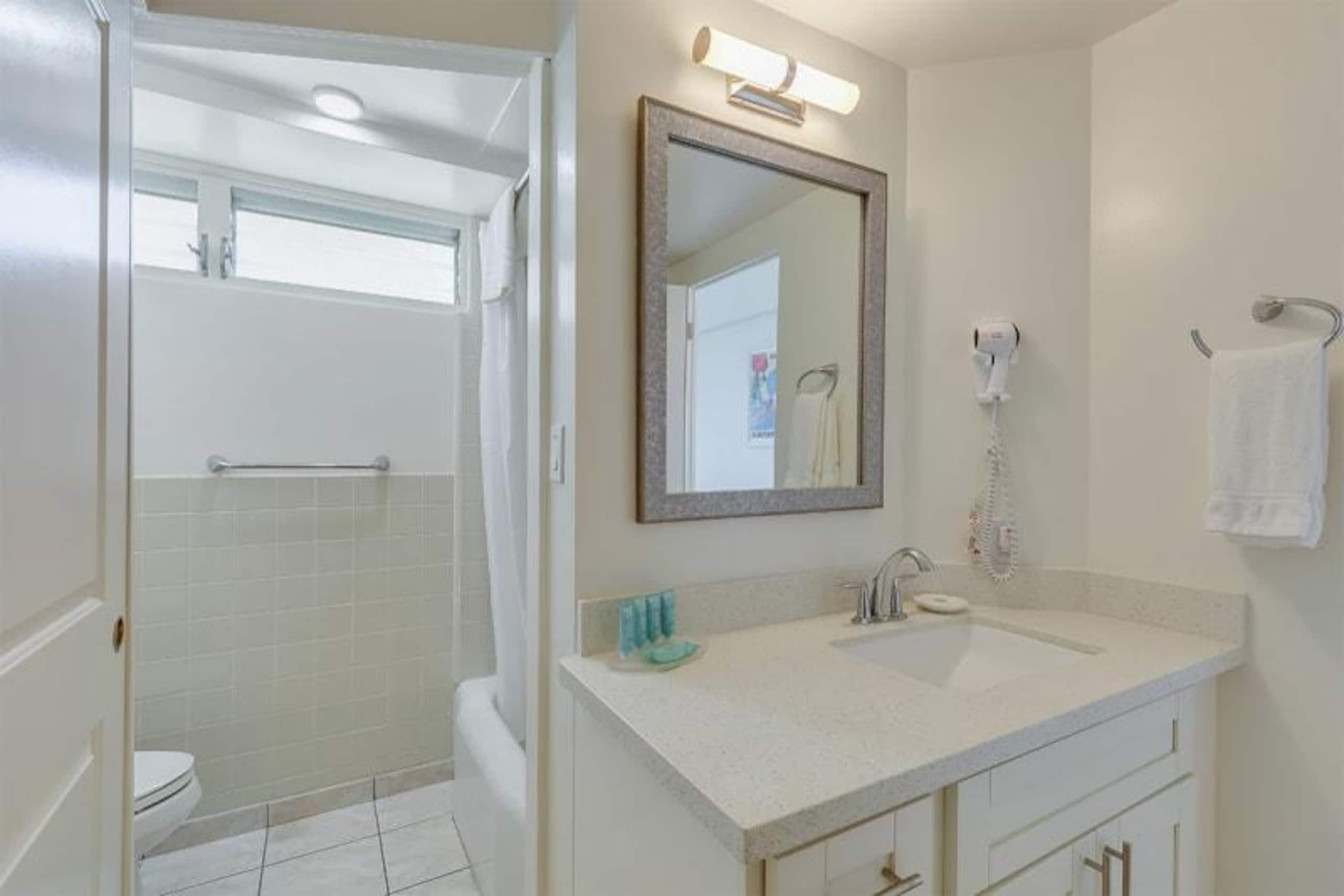 Condo in Honolulu · ★4.63 · Studio · 1 bed · 1 private bath - Image 9