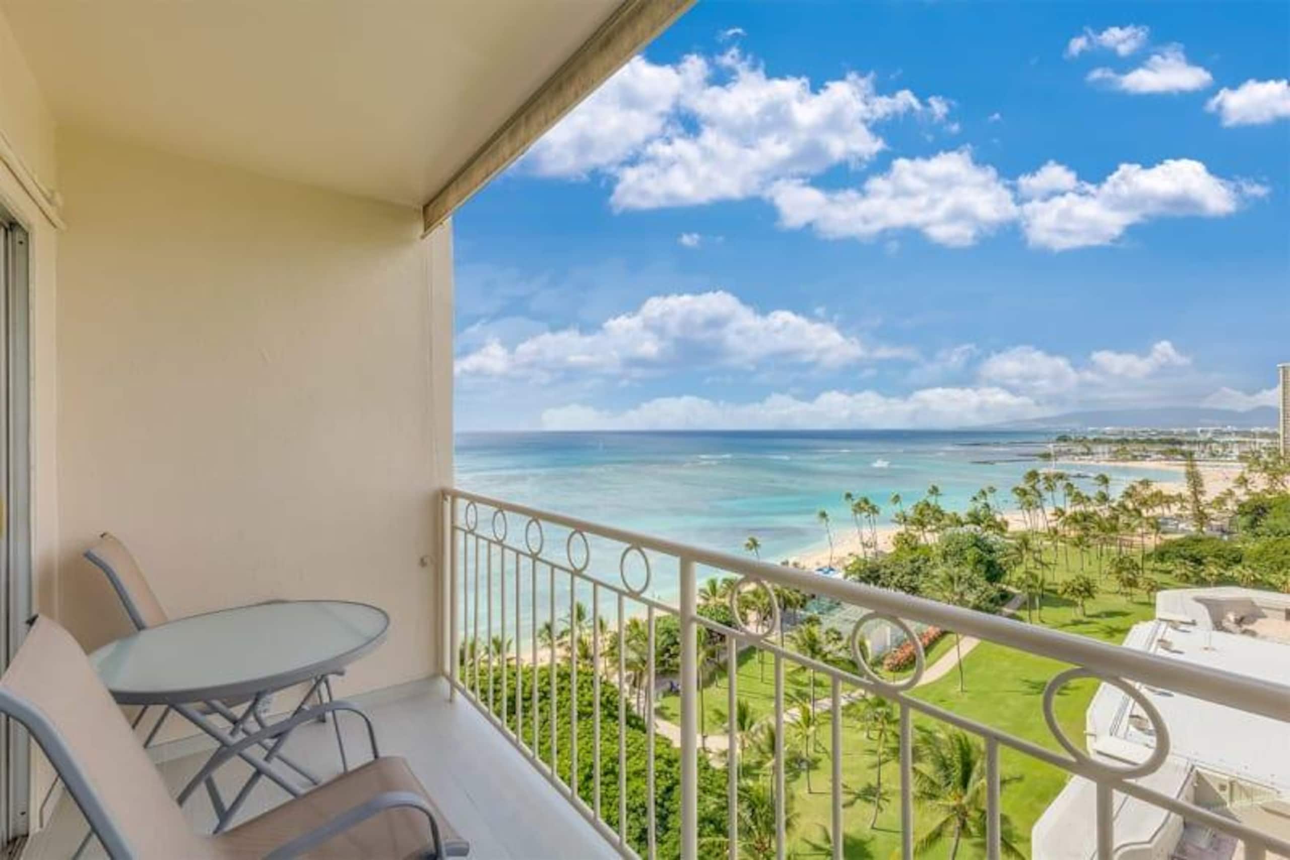 Condo in Honolulu · ★4.63 · Studio · 1 bed · 1 private bath - Image 11