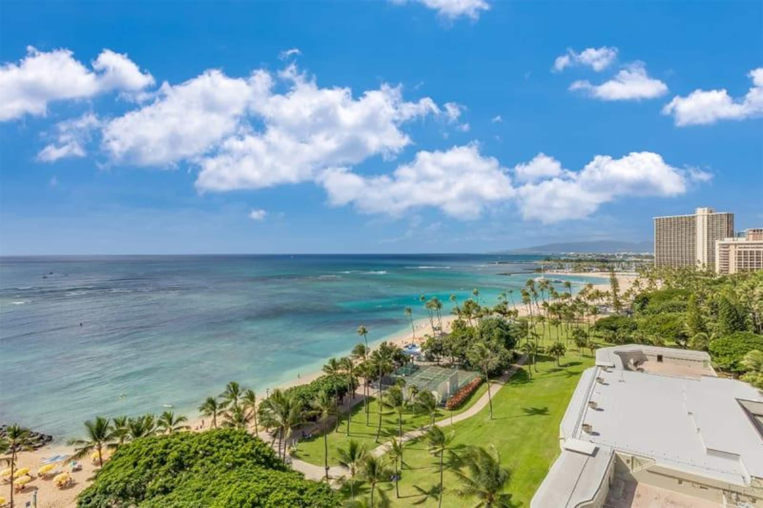 Condo in Honolulu · ★4.63 · Studio · 1 bed · 1 private bath - Image 20