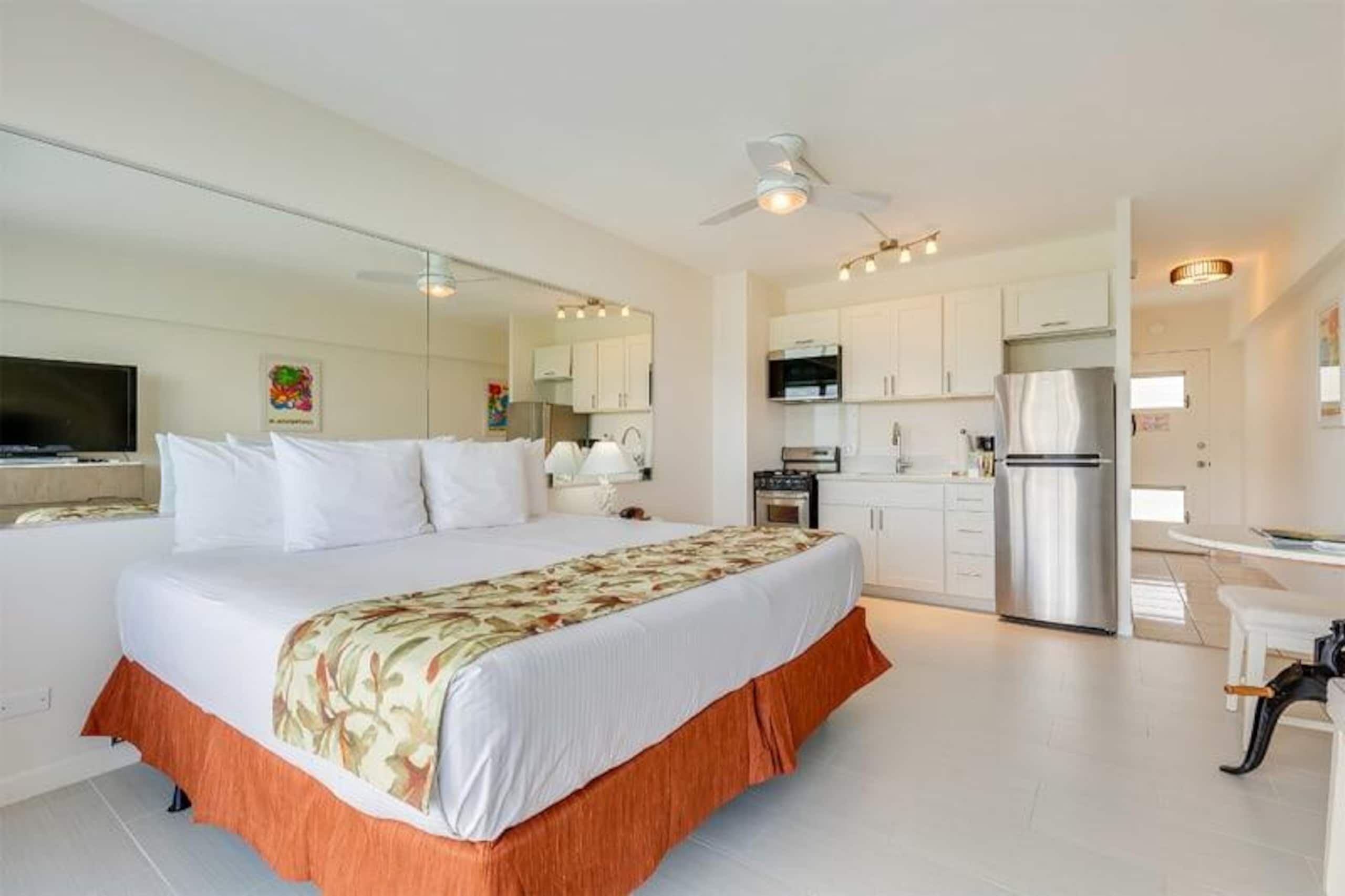 Condo in Honolulu · ★4.63 · Studio · 1 bed · 1 private bath - Image 19