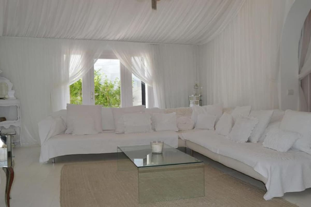 Los Monteros' Finest Villa with Balinese Touch 2