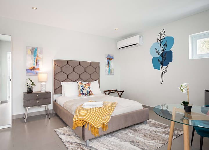 2 Pools on property Walk to the beach Rosalina Ocean Park Luxury