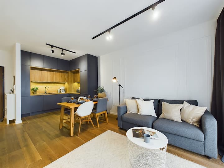 Un comedor con ajustes de lugar sobre una mesa de madera, que crea un comedor refinado y acogedor.