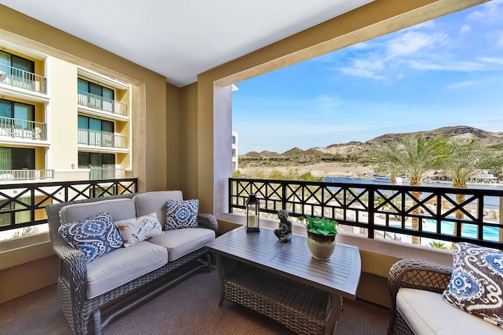 Luxury Suite: Wake to Lake & Pool Views