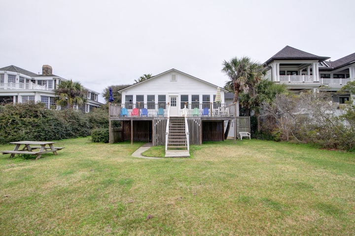 Oceanfront Vintage, 1960s Cottage! Very Cozy W/large Backyard, Ample Space, & Prime Location! - アイル・オブ・パームズ, SC