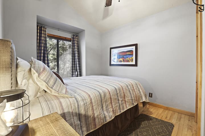 Брачен кревет (широк 150-179 см) на првиот кат