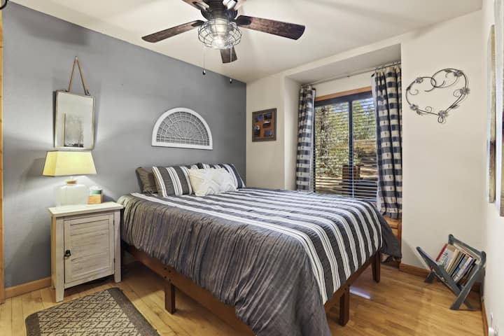 Брачен кревет (широк 150-179 см) на вториот кат