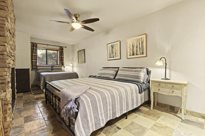 Удобен брачен кревет (широк 180-220 см) + кревет со целосна големина 3-4 за спиење