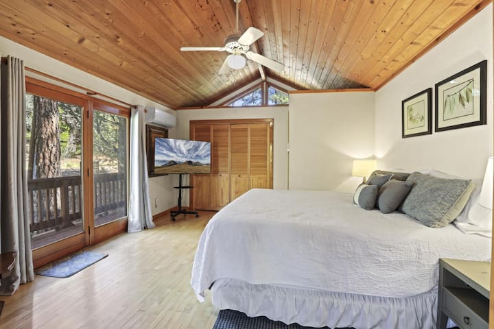 Брачен кревет (широк 150-179 см) на третиот кат со подвижен телевизор