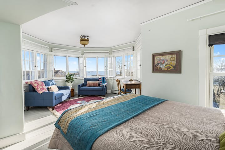 Joy sucede aquí. La habitación de la torreta, la habitación más hermosa de la casa, con vistas al agua por las seis ventanas. Llenos de luz, los dos foldouts se convierten en pequeños solteros para una feliz fiesta de pijamas o mantén a los niños fuera para un escondite romántico.