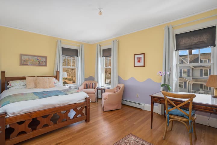 ¿Quieres hacer un poco de trabajo? Esta segunda oficina y dormitorio tiene un amplio escritorio francés antiguo, una cómoda sala de estar y una cama africana tallada a mano, ideal para una siesta por la tarde cuando las llamadas de Zoom se vuelven agotadoras. Un montón de sol de la mañana, cálido y acogedor.