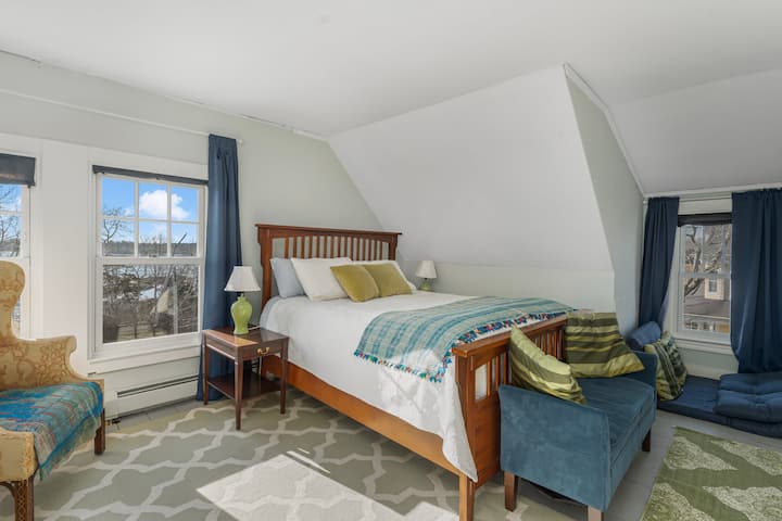 ¡Escápate aquí! Podría decirse que es la cama más cómoda de la casa, esta acogedora habitación principal tamaño queen del tercer piso tiene 2 ventanas con vistas al agua y un lindo rincón en el piso de la esquina con vistas a las brillantes olas, con un futón plegable para familiares o amigos. Ideal para niños o un