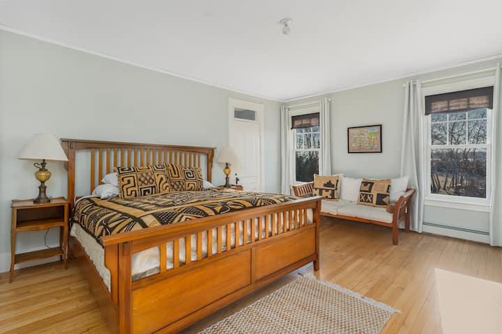 ¿Te apetece quedarte en la cama TODO EL DÍA? Entonces esta es la habitación para ti. La habitación King secundaria tiene una increíble luz que fluye en 4 ventanas con vistas al agua. Los muebles son mínimos para no competir con los muchos barcos increíbles que pasan.
