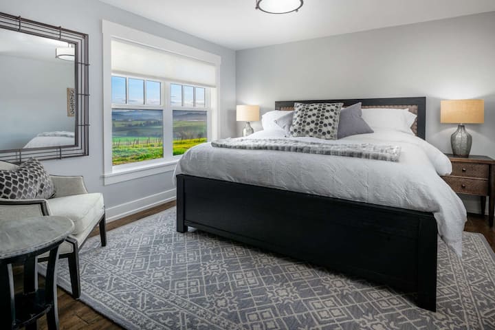 تتمتع كل غرفة نوم بحمام داخلي وإطلالات رائعة أيضًا.