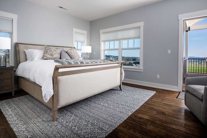 افتح أبواب شرفتك واخرج للاستمتاع بالمناظر الخلابة.