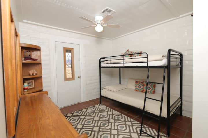 Chambre secondaire avec lit superposé