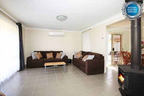 Kingfisher - Pet-Friendly - 10 Min Walk to Beach