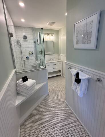 Charming Victorian Home Downtown Newport gallery image 5