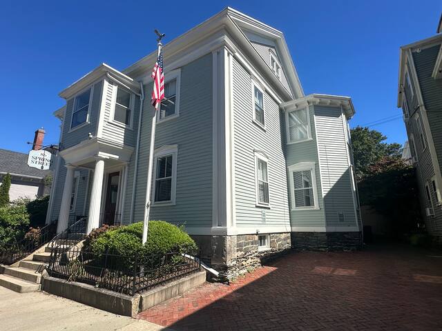 Charming Victorian Home Downtown Newport gallery image 3