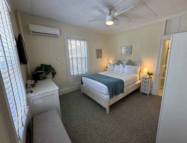 Charming Victorian Home Downtown Newport gallery image 4