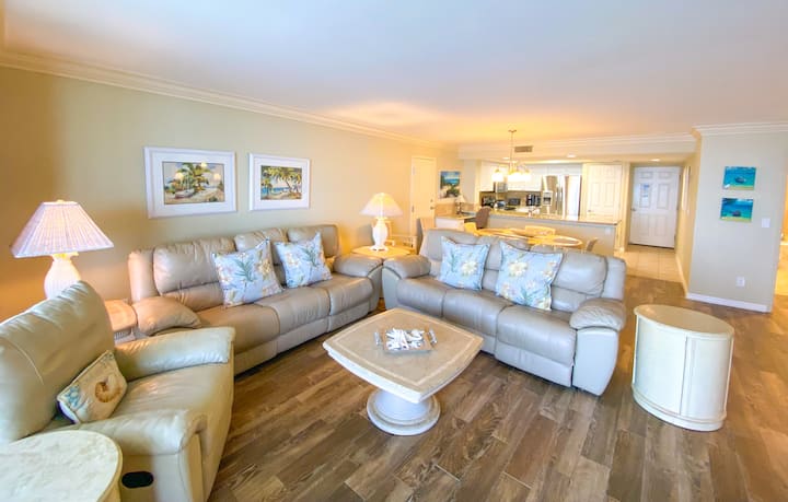 Sanibel Harbour Resort: Bay View Tower 1035 Relaxation Awaits You At This Beachfront Retreat - Punta Rassa, FL