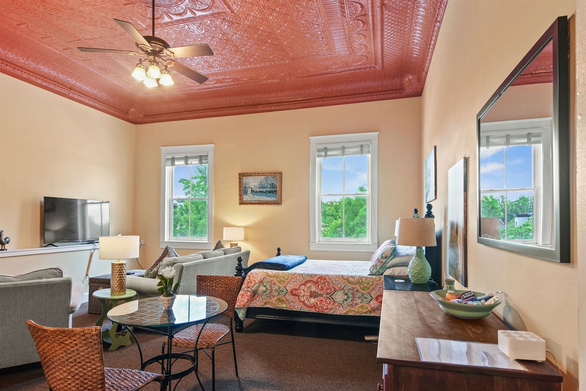 Studio apartman u potkrovlju sa stropovima od 12 stopa