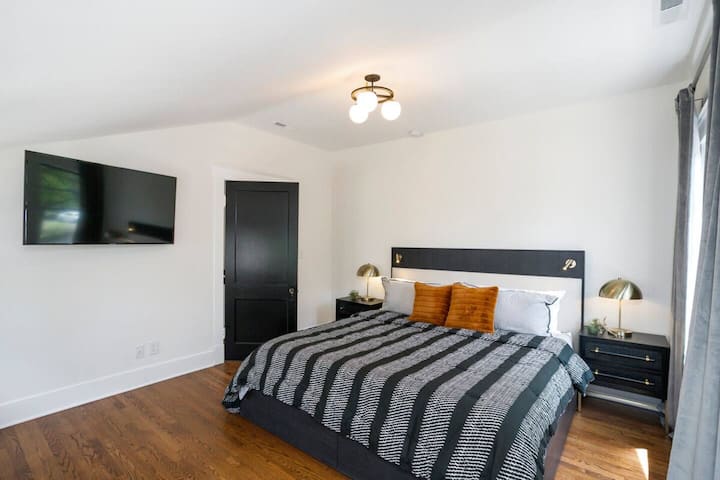 الطابق الثاني: مساحة مرنة خاصة مع سرير بحجم كينغ مع مرتبة ميموري فوم وتلفزيون ذكي وباب للخصوصية.