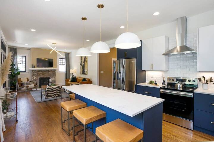 Upscale Craftsman, Hot Tub, Walk to Belmont & 12 S gallery image 4