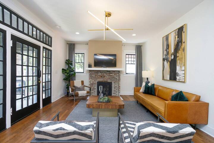 Upscale Craftsman, Hot Tub, Walk to Belmont & 12 S gallery image 3