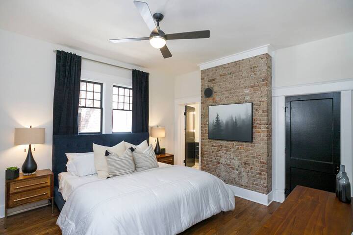 Upscale Craftsman, Hot Tub, Walk to Belmont & 12 S gallery image 2