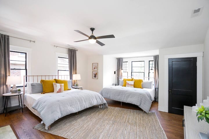 غرفة النوم 4: (الطابق الثاني):  سريران كبيران من الإسفنج المرن