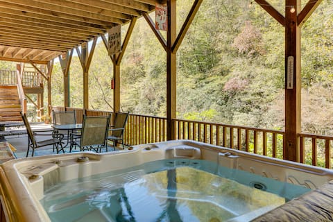 Deck & Sauna: Avalon Woods Riverfront Retreat