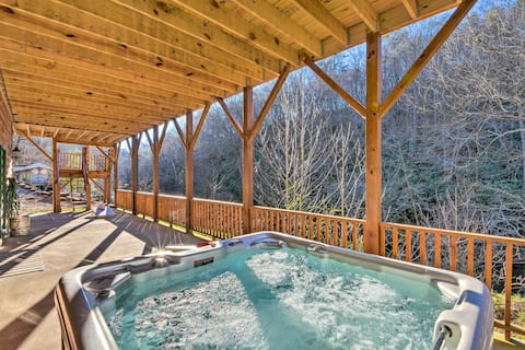 Avalon Woods Riverfront Retreat: Walk to Waterfall