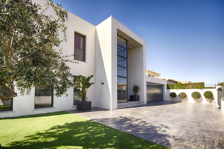 Villa Peni 4ch, Piscine,parking gallery image 3