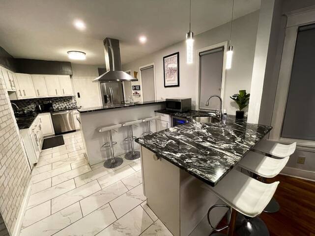 Pleasant Mansion Uptown/Downtown by Lux Life gallery image 2