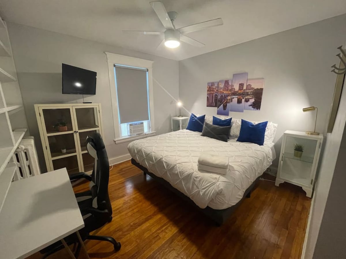 Луксозна спалня с суперголямо двойно легло, смарттелевизор с противопожарна охрана, удобен матрак, бюро, голям гардероб, качествени чаршафи и юргани.