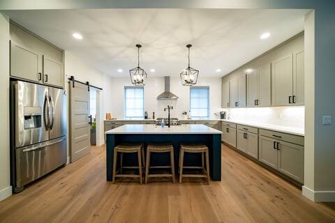 Hot tub & family fun | Near Beach | King suite lux