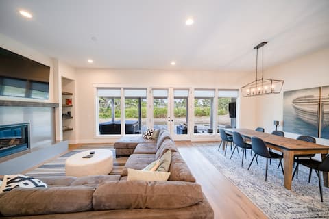 Hot Tub & Family Fun |Near Beach|King Suite Luxury